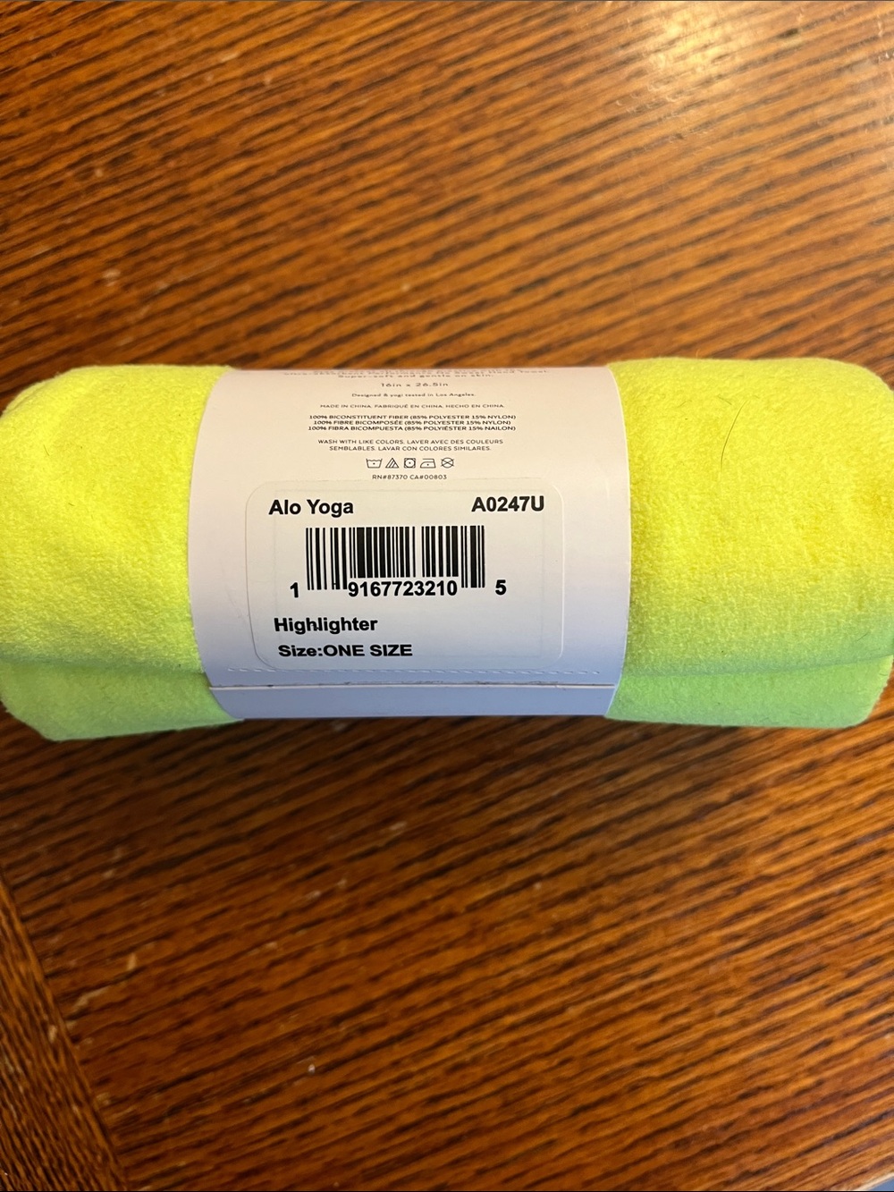 Alo Performance No Sweat Hand Towel - Highlighter color NWT - Picture 2 of 2